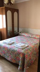卡瑞纳Pensión Casa Corro的一间卧室,床上有两张盘子