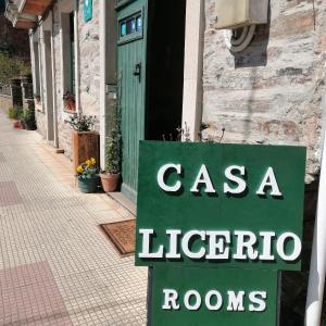 萨莫斯Casa Licerio的建筑前的casa图书室标志