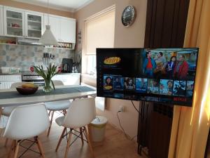 OtruševecGreenHouse s bazenom的厨房配有壁挂式大屏幕平面电视。