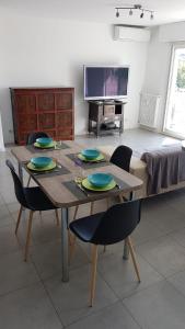 尼斯Très beau 3 pièces spacieux lumineux et climatisé的客厅配有餐桌和椅子