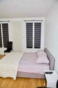 巴黎STUDIO JASMIN的一间卧室设有一张大床和两个窗户。