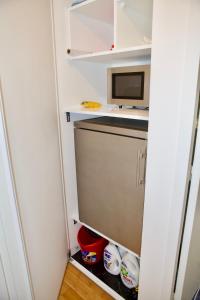 巴黎STUDIO JASMIN的小厨房配有冰箱和微波炉。