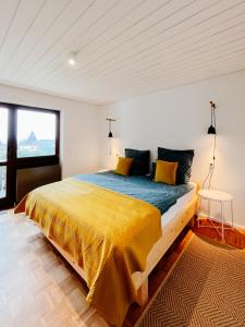 塞勒姆Ferienwohnung Ruhestifter的一间卧室配有一张带黄色毯子的大床