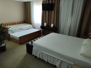 瓜鲁柳斯Flat Guarulhos的酒店客房设有两张床和窗户。