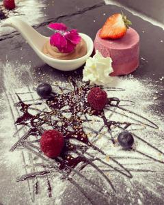 阿斯克城堡酒店的巧克力甜点,包括草莓和浆果