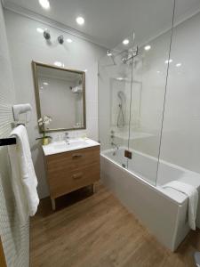 里斯本Hotel Sete Colinas的带浴缸、水槽和淋浴的浴室