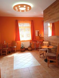 CsákánydoroszlóÖrségkapuja Vendégház的客厅设有橙色墙壁和桌椅