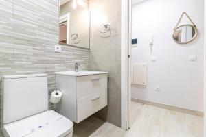 赫雷斯-德拉弗龙特拉Allo Apartments Plateros Centro的白色的浴室设有卫生间和水槽。