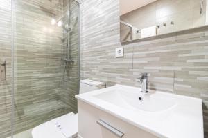 赫雷斯-德拉弗龙特拉Allo Apartments Plateros Centro的白色的浴室设有水槽和淋浴。