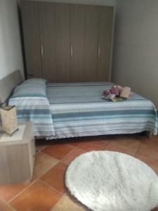 约波洛Villa Caterina的卧室配有一张白色地毯。