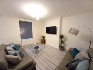 班戈Spacious & Modern 4 Bedroom Holiday Home Gwynedd的客厅配有两张沙发和一台电视