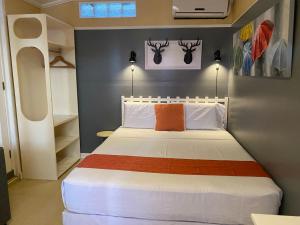 Little Norway Guesthouse - Mactan Cebu International Airport客房内的一张或多张床位