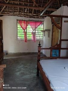 Room in BB - Mida Creek Eco Camp 1的一间卧室配有床和一个带粉红色窗帘的窗户。