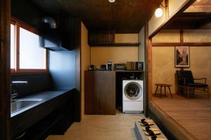 京都Umeyu no yado by YADORU KYOTO HANARE的厨房配有洗衣机和水槽