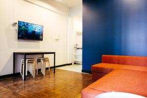 曼谷T4 Two Bedrooms Full kitchen/1 min to BTS的客厅配有沙发和桌椅