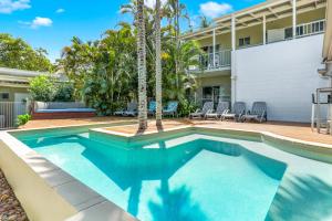 阳光海岸努沙弗拉希帕克斯酒店的一座房子后院的游泳池
