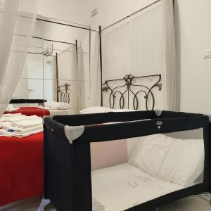 佩斯卡拉Casa Vacanze Mare的一间卧室配有双层床和镜子