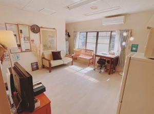 伊势市Minpaku inn Ise-Shima - Vacation STAY 39102v的客厅配有沙发和桌子