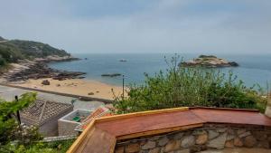 北竿芹聚輕旅 Qinju Light Hostel的享有海滩和大海的景色