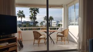 卡拉德米哈斯Apartment with amazing seeview in Miraflores Monte B的客厅设有带桌椅的阳台