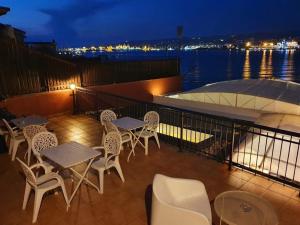 穆贾布索拉酒店的阳台配有桌椅和船只。