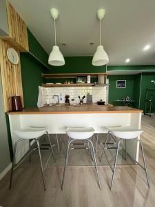 阿拉木图Evergreen Apart的厨房配有大型白色柜台和白色椅子