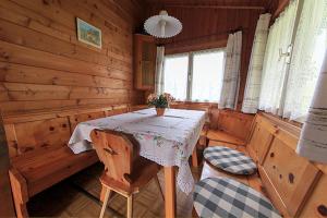 思科纳Aussersalfner Hütte的小屋内带桌椅的用餐室