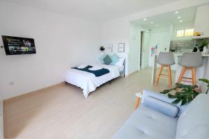 贝纳尔马德纳Benalmadena Jupiter - SunSea Apartments的客厅配有床和沙发