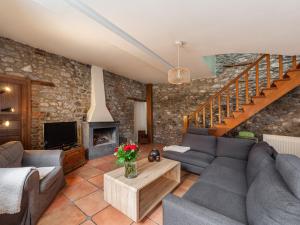 Thy-le-Bauduin拉巴斯蒂德别墅的带沙发和壁炉的客厅