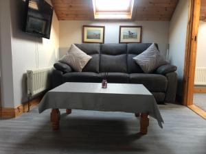 利特里姆Lough Aduff Lodge 5 minutes from Carrick on Shannon的客厅配有沙发和桌子