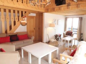 南达Apartment Bisse-Vieux A-4 by Interhome的客厅配有沙发和桌子