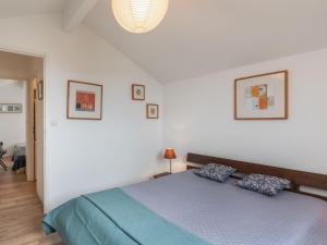 米尼赞海滩Holiday Home Le Hameau des Pêcheurs 1 by Interhome的一间白色客房内的蓝色床卧室