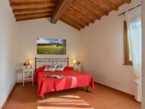 波吉奥的圣多纳托Holiday Home Casa San Martino by Interhome的卧室配有红色的床和墙上的绘画