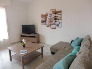 圣艾格夫Apartment Les Mimosas-1 by Interhome的带沙发和咖啡桌的客厅