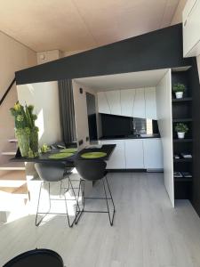 劳特阿赫KODA LOFT - Urlaub im Tiny House Bodensee的一间厨房,里面配有桌椅