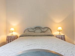 托里代巴拉Apartment Domingo by Interhome的一间卧室配有一张大床和两盏灯