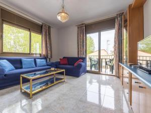 托里代巴拉Apartment Domingo by Interhome的客厅配有蓝色的沙发和桌子