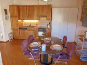 克莱恩 蒙塔纳Apartment les Vignettes by Interhome的带桌椅的厨房以及带桌椅的厨房。