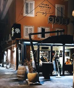 皮兰多纳泰拉住宿加早餐旅馆的城市街道上带遮阳伞的餐厅