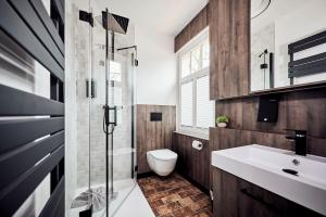 奥拉宁鲍姆Zieglers Restaurant & Pension的浴室配有卫生间、盥洗盆和淋浴。