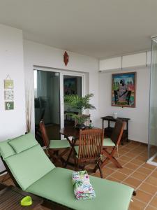 锡蒂奥卡拉翁达Mi Capricho的客厅配有沙发、椅子和桌子