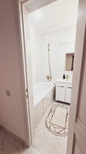 科克舍套ЖК МАДИНА ЕВРА ДВУШКА的白色的浴室设有浴缸和水槽。