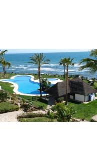 锡蒂奥卡拉翁达Mi Capricho的享有带游泳池和海洋的度假村的空中景致