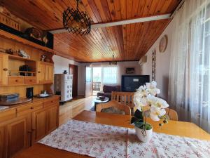 Vineyard Holidays Cottage with Jacuzzi餐厅或其他用餐的地方