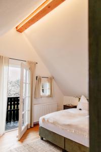洛伊查赫Winzerhäuser Schippinger的一间卧室设有一张床和一个窗口