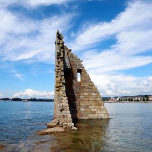 坎巴多斯Casa mariñeira San Tomé的水体中间的石柱