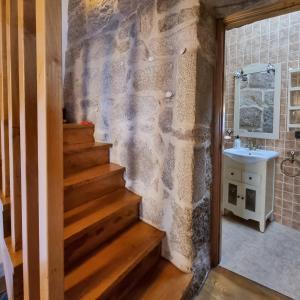 坎巴多斯Casa mariñeira San Tomé的浴室设有石墙、楼梯和水槽