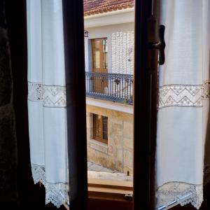 坎巴多斯Casa mariñeira San Tomé的开放式窗户享有阳台的景致。