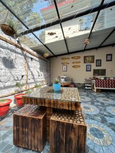 达兰萨拉Paradise Inn Boutique Resort by HBR的一个带桌子和两个木柴的庭院