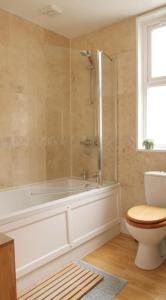 普里茅斯Ebrington Street View的带浴缸、卫生间和淋浴的浴室。